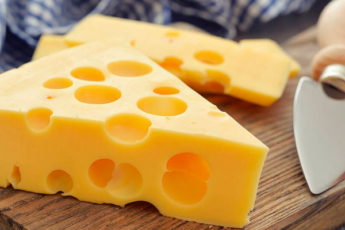 Зачем сыру дырки, и почему в дорогом швейцарском продукте их становится все меньше